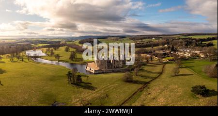 CHÂTEAU DE RABY, NORTHUMBERLAND, ROYAUME-UNI - 15 MARS 2024. Une vue panoramique aérienne de l'architecture historique et médiévale du château de Raby et du parc en t Banque D'Images