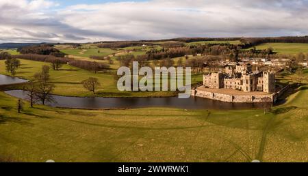 CHÂTEAU DE RABY, NORTHUMBERLAND, ROYAUME-UNI - 15 MARS 2024. Une vue aérienne de l'architecture historique et médiévale du château de Raby et des jardins dans le Northu Banque D'Images