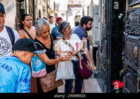 Les visiteurs se rassemblent au tombeau d'Eva Peron (également connu sous le nom d'Evita), au cimetière de Recoleta, Buenos Aires, Argentine. Banque D'Images