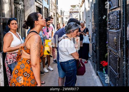 Les visiteurs se rassemblent au tombeau d'Eva Peron (également connu sous le nom d'Evita), au cimetière de Recoleta, Buenos Aires, Argentine. Banque D'Images