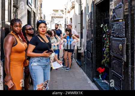 Les visiteurs se rassemblent au tombeau d'Eva Peron (également connu sous le nom d'Evita), au cimetière de Recoleta, Buenos Aires, Argentine. Banque D'Images