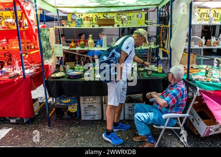 Les gens qui parcourent les stands Antique/BRIC a Brac à la Feria de San Telmo, Plaza Dorrego, Buenos Aires, Argentine. Banque D'Images