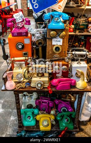 Vieux téléphones à vendre au marché du dimanche de San Telmo, Buenos Aires, Argentine. Banque D'Images