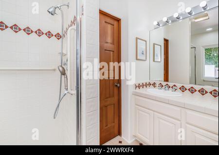 Salle de bains moderne avec lavabos doubles et grand miroir Banque D'Images