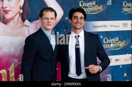 Munich, Allemagne. 25 mars 2024. Max von der Groeben (à g.), acteur, et Mido Kotaini, acteur, assistent à la première du film Chantal im Märchenland au Mathäser Filmpalast. Crédit : Sven Hoppe/dpa/Alamy Live News Banque D'Images