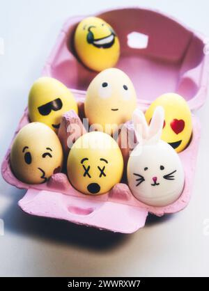 Carton d'oeufs pastel deHand décoré oeufs de Pâques et lapins, USA, 2024 Banque D'Images