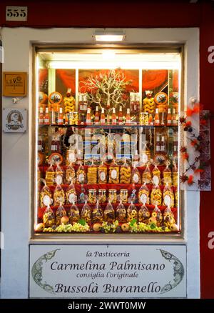 Burano, Italie - 6 octobre 2019 : biscuits Bussola Buranello - biscuit traditionnel en forme de S arrière ou cercle en fenêtre de la Pasticceria Carmeli Banque D'Images