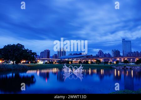 Paysages paisibles et reflets avant le lever du soleil au début de l'été près de la station Sanchong de l'aéroport de Taoyuan MRT dans le parc métropolitain de New Taipei City. Banque D'Images