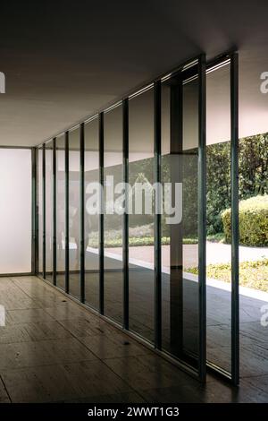 Intérieur du pavillon de Mies van der Rohe à Barcelone, détail en verre Banque D'Images