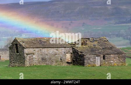 Vieille grange abandonnée près de Hawes, Wensleydale, avec un arc-en-ciel dessus. Les granges font partie de l'héritage des Dales, mais beaucoup tombent maintenant que th Banque D'Images