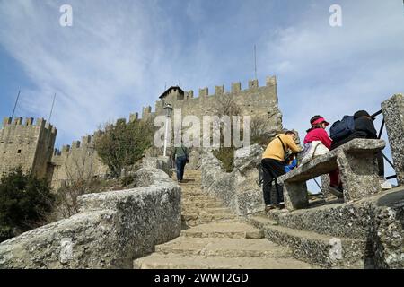 Touristes à la forteresse de Guaita à Saint-Marin Banque D'Images