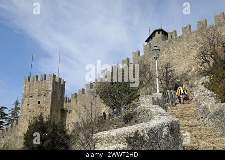 ]'touristes à la forteresse de Guaita à Saint-Marin Banque D'Images