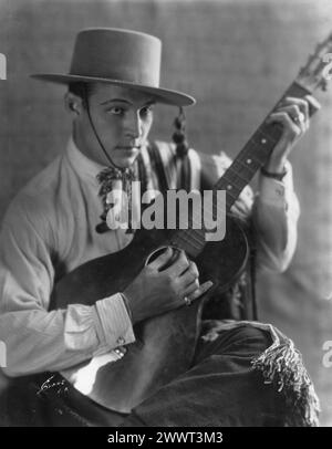 Portrait par NELSON EVANS de la légendaire star du film silencieux RUDOLPH VALENTINO dans le rôle de Julio Desnoyers dans LES QUATRE CAVALIERS DE L'APOCALYPSE 1921 réalisateur REX INGRAM roman VINCENTE Blasco IBANEZ adapté par JUNE MATHIS Metro Pictures Corporation Banque D'Images