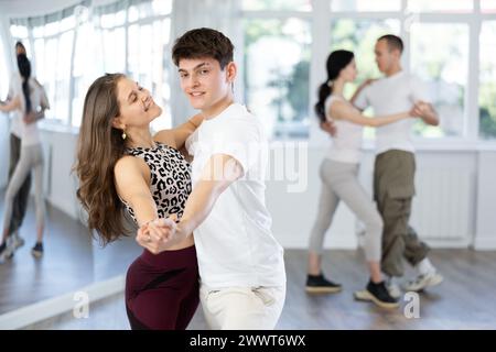 Jeunes hommes et femmes dansant des danses latines Banque D'Images