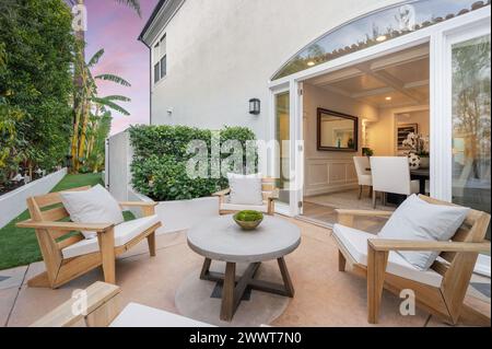 Une terrasse extérieure avec tables et chaises près d'une salle à manger Banque D'Images