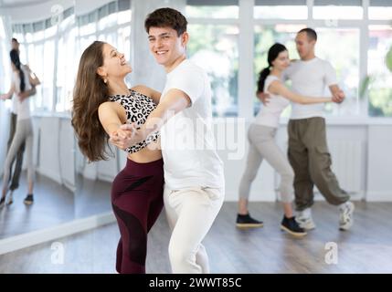 Jeunes hommes et femmes dansant des danses latines Banque D'Images