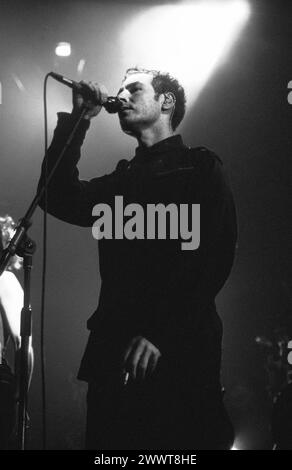 MASSIVE ATTACK, CONCERT EN MEZZANINE, 1998 : Robert Del Naja (également connu sous le nom de 3D) de massive Attack au centre de loisirs de Gloucester en Angleterre, Royaume-Uni le 14 mars 1998. Le groupe présente en avant-première des morceaux de leur troisième album mezzanine qui est publié un mois plus tard. Photographie : Rob Watkins. INFO : massive Attack, un collectif britannique de trip-hop formé à Bristol en 1988, a redéfini la musique électronique avec ses paysages sonores atmosphériques et ses paroles socialement conscientes. Leur style défiant le genre a eu une influence mondiale sur la scène musicale. Banque D'Images