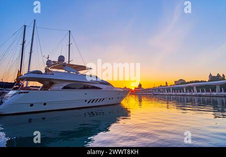 Le beau coucher de soleil derrière les yachts, amarré dans le port de Malaga, en Espagne Banque D'Images