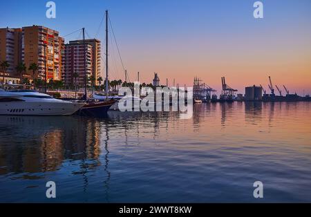 Le charmant crépuscule violet sur la mer, les yachts et Muelle Uno Pier dans le port de Malaga, en Espagne Banque D'Images