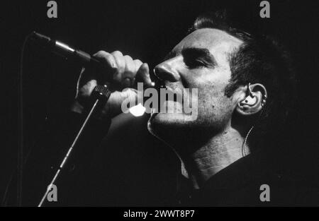 MASSIVE ATTACK, CONCERT EN MEZZANINE, 1998 : Robert Del Naja (également connu sous le nom de 3D) de massive Attack au centre de loisirs de Gloucester en Angleterre, Royaume-Uni le 14 mars 1998. Le groupe présente en avant-première des morceaux de leur troisième album mezzanine qui est publié un mois plus tard. Photographie : Rob Watkins. INFO : massive Attack, un collectif britannique de trip-hop formé à Bristol en 1988, a redéfini la musique électronique avec ses paysages sonores atmosphériques et ses paroles socialement conscientes. Leur style défiant le genre a eu une influence mondiale sur la scène musicale. Banque D'Images