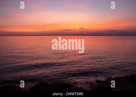 Vue sur le lac au coucher du soleil de Walkway à Cisano, Bardolino, Lac de Garde, Italie Banque D'Images