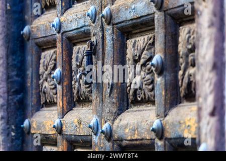 La vieille porte se referme. San Cristobal de la Laguna, Tenerife, Espagne. Photo de haute qualité Banque D'Images