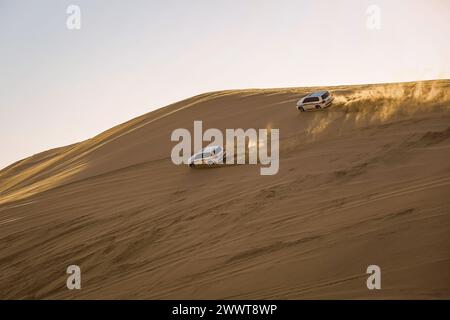 Safari dans le désert au large de Doha, un groupe de touristes fait un safari avec des voitures 4wd dans les dunes du désert. Banque D'Images