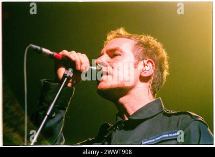 MASSIVE ATTACK, MEZZANINE TOUR, 1998 : Robert Del Naja (aussi connu sous le nom de 3D) de massive Attack at Cardiff International Arena CIA à Cardiff, pays de Galles, Royaume-Uni le 7 décembre 1998. Le groupe tourne avec leur troisième album, mezzanine. Photographie : Rob Watkins. INFO : massive Attack, un collectif britannique de trip-hop formé à Bristol en 1988, a redéfini la musique électronique avec ses paysages sonores atmosphériques et ses paroles socialement conscientes. Leur style défiant le genre a eu une influence mondiale sur la scène musicale. Banque D'Images