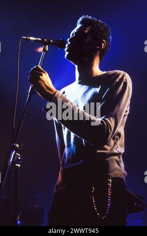 MASSIVE ATTACK, MEZZANINE TOUR, 1998 : Grant Marshall (aussi connu sous le nom de Daddy G) de massive Attack at Cardiff International Arena CIA à Cardiff, pays de Galles, Royaume-Uni le 7 décembre 1998. Le groupe tourne avec leur troisième album, mezzanine. Photographie : Rob Watkins. INFO : massive Attack, un collectif britannique de trip-hop formé à Bristol en 1988, a redéfini la musique électronique avec ses paysages sonores atmosphériques et ses paroles socialement conscientes. Leur style défiant le genre a eu une influence mondiale sur la scène musicale. Banque D'Images