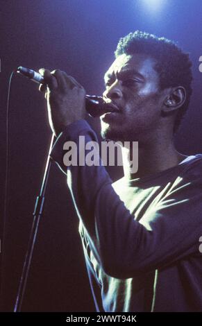 MASSIVE ATTACK, MEZZANINE TOUR, 1998 : Grant Marshall (aussi connu sous le nom de Daddy G) de massive Attack at Cardiff International Arena CIA à Cardiff, pays de Galles, Royaume-Uni le 7 décembre 1998. Le groupe tourne avec leur troisième album, mezzanine. Photographie : Rob Watkins. INFO : massive Attack, un collectif britannique de trip-hop formé à Bristol en 1988, a redéfini la musique électronique avec ses paysages sonores atmosphériques et ses paroles socialement conscientes. Leur style défiant le genre a eu une influence mondiale sur la scène musicale. Banque D'Images