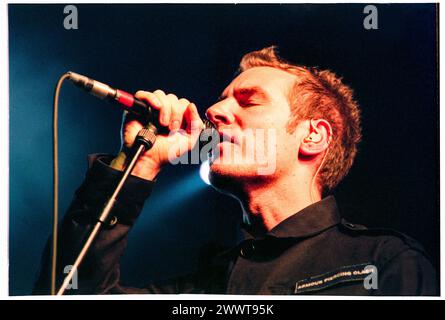 MASSIVE ATTACK, MEZZANINE TOUR, 1998 : Robert Del Naja (aussi connu sous le nom de 3D) de massive Attack at Cardiff International Arena CIA à Cardiff, pays de Galles, Royaume-Uni le 7 décembre 1998. Le groupe tourne avec leur troisième album, mezzanine. Photographie : Rob Watkins. INFO : massive Attack, un collectif britannique de trip-hop formé à Bristol en 1988, a redéfini la musique électronique avec ses paysages sonores atmosphériques et ses paroles socialement conscientes. Leur style défiant le genre a eu une influence mondiale sur la scène musicale. Banque D'Images