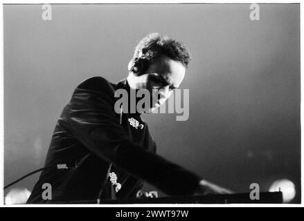 MASSIVE ATTACK, MEZZANINE TOUR, 1998 : Andrew Vowles (aussi connu sous le nom de Mushroom) de massive Attack at Cardiff International Arena CIA à Cardiff, pays de Galles, Royaume-Uni le 7 décembre 1998. Le groupe tourne avec leur troisième album, mezzanine. Photographie : Rob Watkins. INFO : massive Attack, un collectif britannique de trip-hop formé à Bristol en 1988, a redéfini la musique électronique avec ses paysages sonores atmosphériques et ses paroles socialement conscientes. Leur style défiant le genre a eu une influence mondiale sur la scène musicale. Banque D'Images