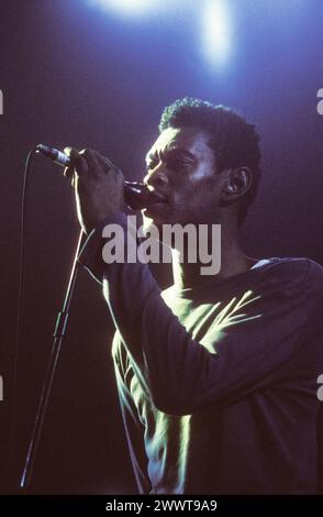 MASSIVE ATTACK, MEZZANINE TOUR, 1998 : Grant Marshall (aussi connu sous le nom de Daddy G) de massive Attack at Cardiff International Arena CIA à Cardiff, pays de Galles, Royaume-Uni le 7 décembre 1998. Le groupe tourne avec leur troisième album, mezzanine. Photographie : Rob Watkins. INFO : massive Attack, un collectif britannique de trip-hop formé à Bristol en 1988, a redéfini la musique électronique avec ses paysages sonores atmosphériques et ses paroles socialement conscientes. Leur style défiant le genre a eu une influence mondiale sur la scène musicale. Banque D'Images