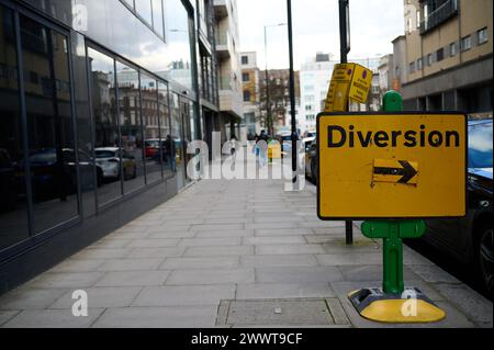 Panneau de déviation sur le trottoir Banque D'Images