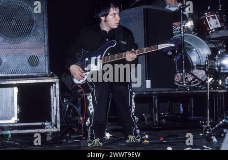 MOGWAI, DÉBUT DE CARRIÈRE, CONCERT 1998 : un jeune Stuart Braithwaite de Mogwai jouant au Reading Festival, Reading, Royaume-Uni le 28 août 1998. Photo : Rob Watkins. INFO : Mogwai, un groupe de post-rock écossais formé en 1995, hypnotisse les auditeurs avec leurs paysages sonores expansifs et leurs instrumentaux émouvants. Connue pour ses compositions dynamiques et ses performances live puissantes, sa musique évoque une palette d’émotions, de l’introspection à l’euphorie. Banque D'Images