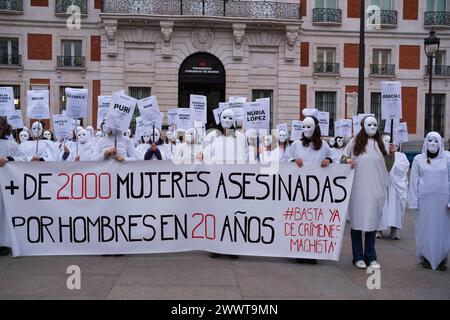 Madrid, Espagne. 25 mars 2024. Des groupes féministes se rassemblent pour les derniers meurtres machistes, à la Puerta del sol de Madrid, le 25 mars 2024 à Madrid, Espagne. Le ministère de l'égalité a confirmé le sixième meurtre par violence masculine jusqu'à présent en 2024 (photo d'Oscar Gonzalez/Sipa USA) crédit : Sipa USA/Alamy Live News Banque D'Images