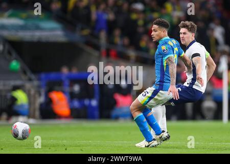 Londres, Royaume-Uni. 23 mars 2024. Le milieu de terrain brésilien Joao Gomes affronte le défenseur anglais John Stones lors du match amical international Angleterre/Brésil au stade de Wembley, Londres, Angleterre, Royaume-Uni le 23 mars 2024 Credit : Every second Media/Alamy Live News Banque D'Images