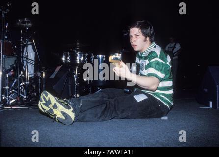 MOGWAI, DÉBUT DE CARRIÈRE, CONCERT : un jeune Stuart Braithwaite de Mogwai jouant en soutien à Manic Street Preachers à Afan Lido, Port Talbot, pays de Galles, Royaume-Uni le 20 septembre 1998. Photo : Rob Watkins. INFO : Mogwai, un groupe de post-rock écossais formé en 1995, hypnotisse les auditeurs avec leurs paysages sonores expansifs et leurs instrumentaux émouvants. Connue pour ses compositions dynamiques et ses performances live puissantes, sa musique évoque une palette d’émotions, de l’introspection à l’euphorie. Banque D'Images