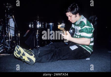 MOGWAI, DÉBUT DE CARRIÈRE, CONCERT : un jeune Stuart Braithwaite de Mogwai jouant en soutien à Manic Street Preachers à Afan Lido, Port Talbot, pays de Galles, Royaume-Uni le 20 septembre 1998. Photo : Rob Watkins. INFO : Mogwai, un groupe de post-rock écossais formé en 1995, hypnotisse les auditeurs avec leurs paysages sonores expansifs et leurs instrumentaux émouvants. Connue pour ses compositions dynamiques et ses performances live puissantes, sa musique évoque une palette d’émotions, de l’introspection à l’euphorie. Banque D'Images