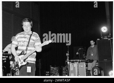 MOGWAI, DÉBUT DE CARRIÈRE, CONCERT : un jeune Stuart Braithwaite de Mogwai jouant en soutien à Manic Street Preachers à Afan Lido, Port Talbot, pays de Galles, Royaume-Uni le 20 septembre 1998. Photo : Rob Watkins. INFO : Mogwai, un groupe de post-rock écossais formé en 1995, hypnotisse les auditeurs avec leurs paysages sonores expansifs et leurs instrumentaux émouvants. Connue pour ses compositions dynamiques et ses performances live puissantes, sa musique évoque une palette d’émotions, de l’introspection à l’euphorie. Banque D'Images