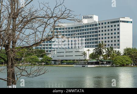 Carthagène, Colombie - 25 juillet 2023 : Bocagrande centrale. Hôtel Hilton en gros plan sur le côté sud de la lagune El Laguito avec de l'eau verdâtre et un feuillage vert Banque D'Images