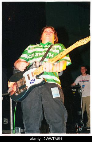 MOGWAI, DÉBUT DE CARRIÈRE, CONCERT : un jeune Stuart Braithwaite de Mogwai jouant en soutien à Manic Street Preachers à Afan Lido, Port Talbot, pays de Galles, Royaume-Uni le 20 septembre 1998. Photo : Rob Watkins. INFO : Mogwai, un groupe de post-rock écossais formé en 1995, hypnotisse les auditeurs avec leurs paysages sonores expansifs et leurs instrumentaux émouvants. Connue pour ses compositions dynamiques et ses performances live puissantes, sa musique évoque une palette d’émotions, de l’introspection à l’euphorie. Banque D'Images