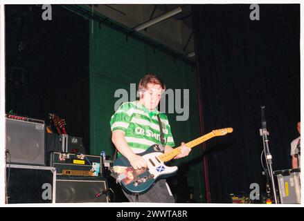 MOGWAI, DÉBUT DE CARRIÈRE, CONCERT : un jeune Stuart Braithwaite de Mogwai jouant en soutien à Manic Street Preachers à Afan Lido, Port Talbot, pays de Galles, Royaume-Uni le 20 septembre 1998. Photo : Rob Watkins. INFO : Mogwai, un groupe de post-rock écossais formé en 1995, hypnotisse les auditeurs avec leurs paysages sonores expansifs et leurs instrumentaux émouvants. Connue pour ses compositions dynamiques et ses performances live puissantes, sa musique évoque une palette d’émotions, de l’introspection à l’euphorie. Banque D'Images