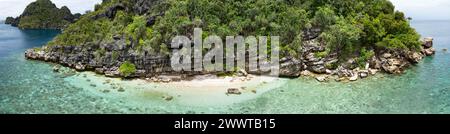 Une plage isolée se trouve sur une île isolée dans le paysage marin tropical de Raja Ampat. Cette région de l'Indonésie est connue comme le cœur du Triangle de corail. Banque D'Images