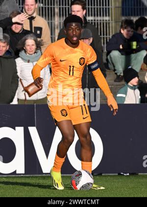 ASSEN - Isaac Babadi Holland U19 lors du match qualificatif du Championnat d'Europe dans le groupe 2 élite entre les pays-Bas O19 et la France O19 au Sportpark Marsdijk le 23 mars 2024 à Assen, pays-Bas. ANP | Hollandse Hoogte | GERRIT VAN COLOGNE Banque D'Images