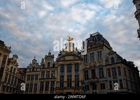 Bruxelles la Grand-place. Elle est entourée de maisons de guilde, de l'Hôtel de ville et de la Maison du Roi elle est considérée comme l'une des plus belles places Banque D'Images