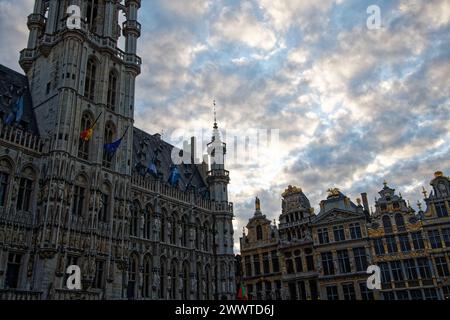 Bruxelles la Grand-place. Elle est entourée de maisons de guilde, de l'Hôtel de ville et de la Maison du Roi elle est considérée comme l'une des plus belles places Banque D'Images