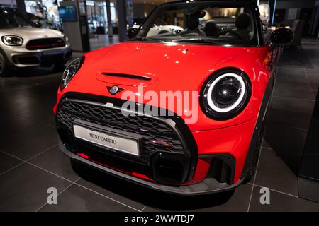 Red MINI Cooper Cabrio dans la salle d'exposition, affaire automobile BMW Group gros plan, design emblématique avec les dernières technologies, Go-kart avec toit ouvert, Automotive indu Banque D'Images