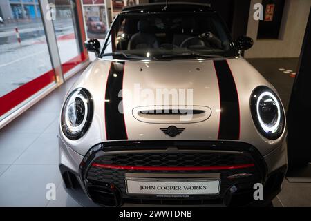 Silver MINI John Cooper travaille dans la salle d'exposition, l'automobile concerne BMW Group, Go-kart sentiment, design emblématique avec la dernière technologie, industrie automobile, F Banque D'Images