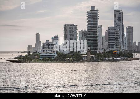 Carthagène, Colombie - 25 juillet 2023 : péninsule de Bocagrande se terminant au fort Santa Cruz de Castillo Grande au coucher du soleil. Phare sur le rivage vert avec t Banque D'Images